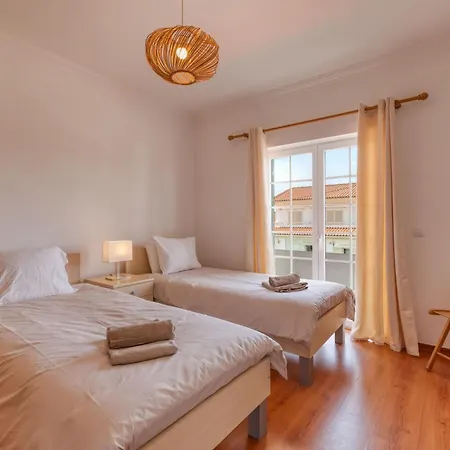 Casa Branca I Geraeumiger Rueckzugsort Fuer 12p By Interhome Casa de Férias Ribamar (Lourinha)