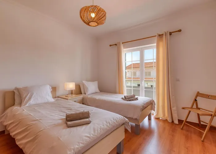 Casa Branca I Geraeumiger Rueckzugsort Fuer 12p By Interhome Hébergement de vacances Ribamar (Lourinha)